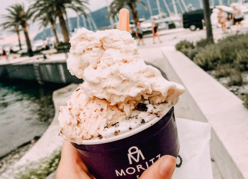 Vanilla and Oreo Gelato with palm trees in the background