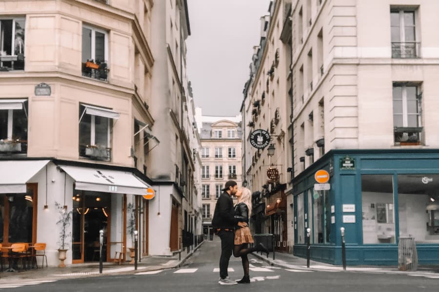 Two people kissing in the streets of Paris