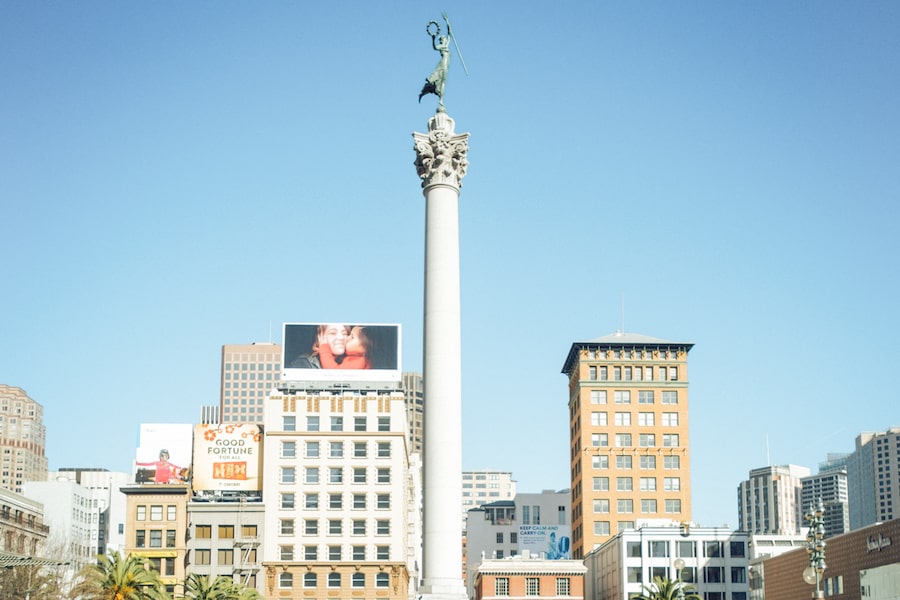 Square with a tall monument in San Fransisco 