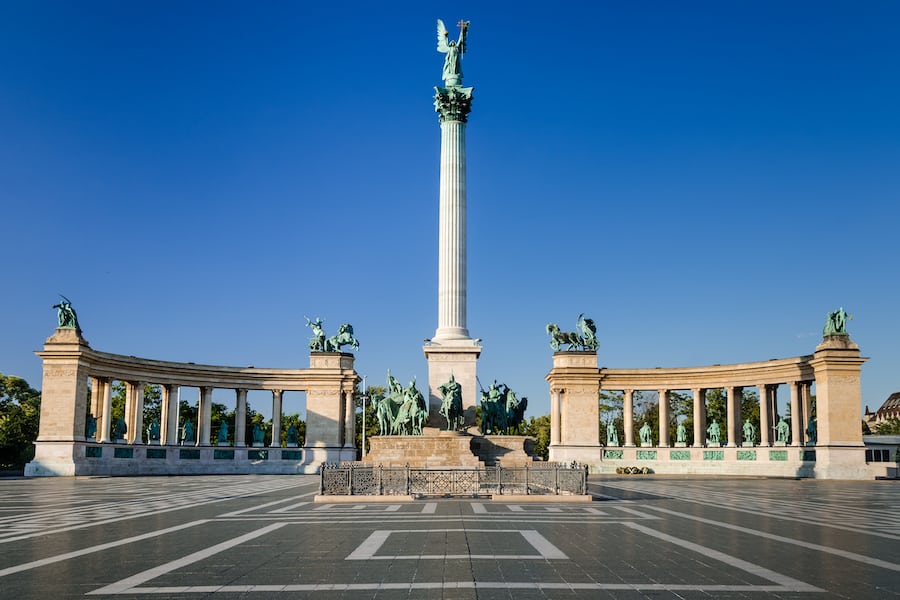 Heroes' Square, Hosok Tere or Millennium Monument, major attraction of city, with 36 m high Corinthian column in center.