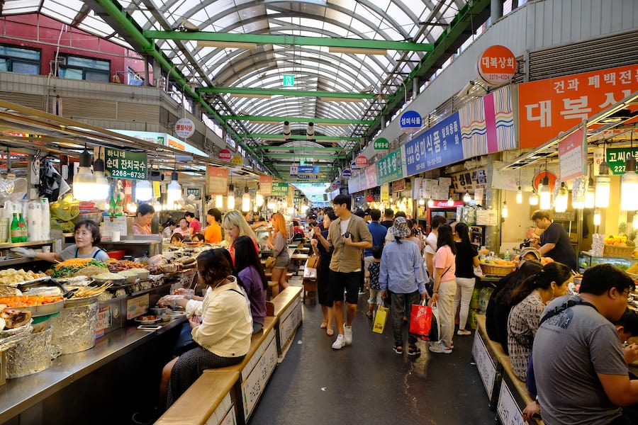 Kwang-jang Market is a famous traditional market in Seoul. Many tourists visit and people enjoy this place because a lot of things to eat.