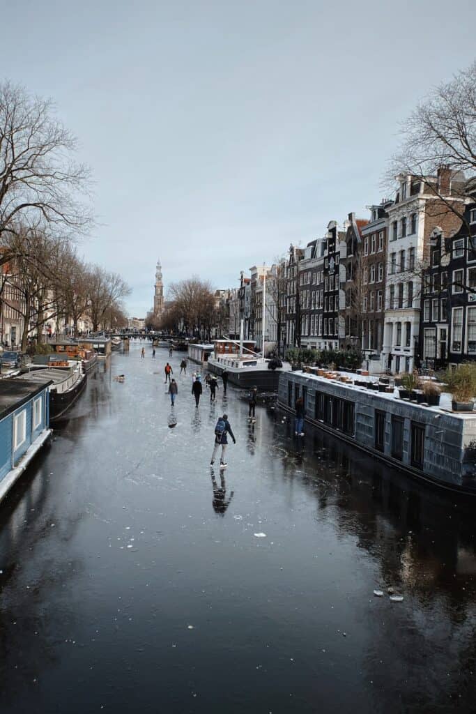 does it snow in Amsterdam?