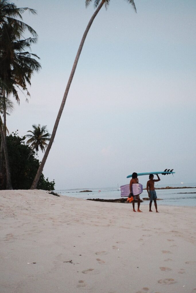 Surfing in Thulusdhoo