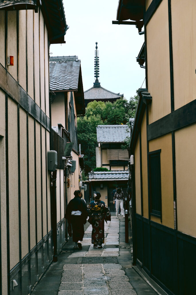 Street view of Hōkan-ji (Yasaka Pagoda)